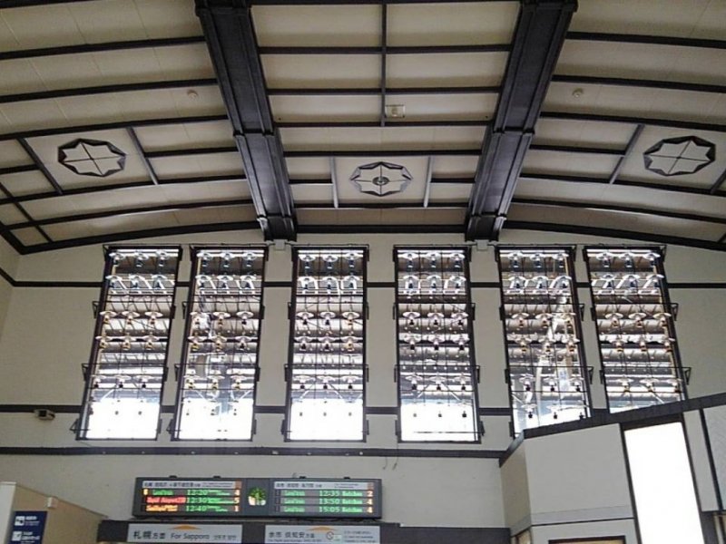 小樽駅構内の計333個の小樽ガラスのランプ